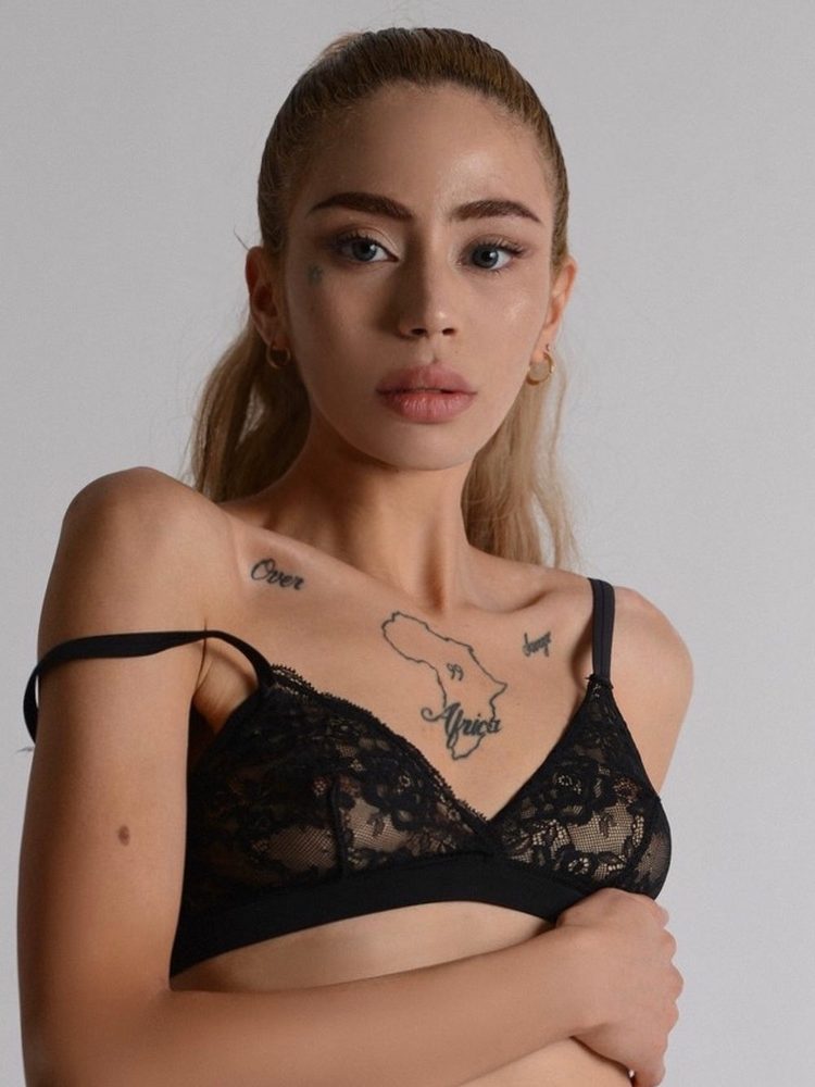 Corinne B